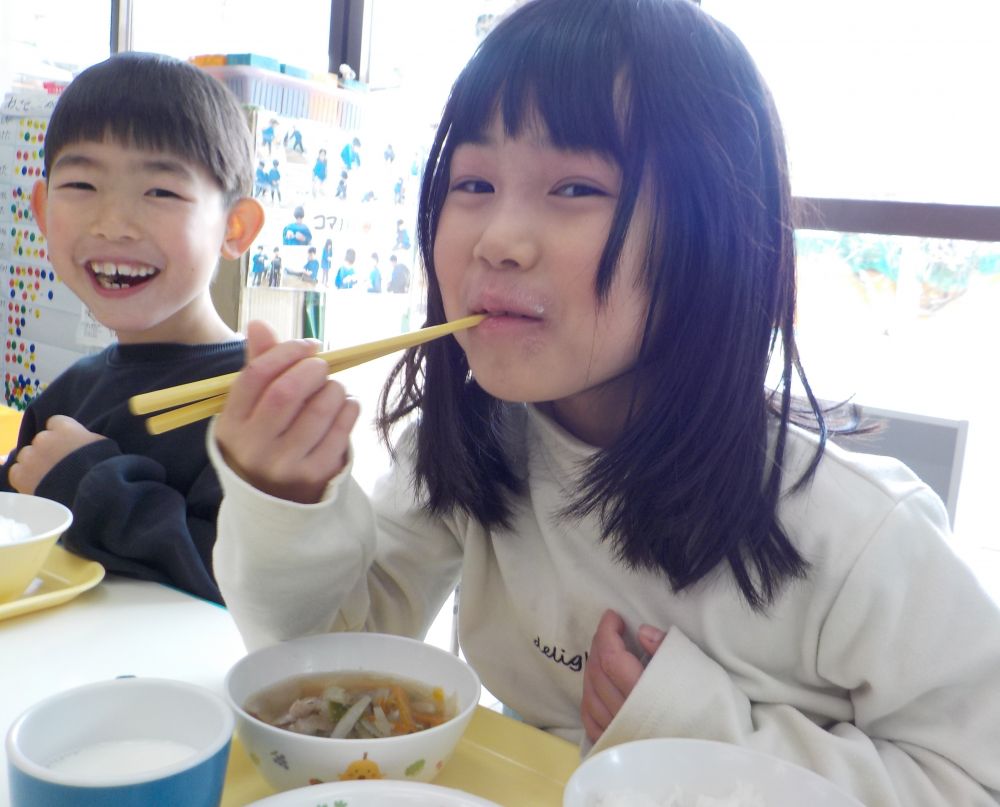 にこにこ笑顔で美味しそうにべてくれるＩちゃん
いつも給食時間見ていると「おいしい～」「これ好き～」と声をかけてくれますね
見ている先生も嬉しくなるような給食時間です♡
