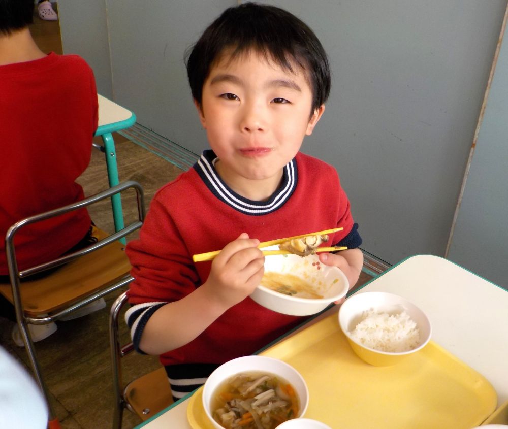 数年前は偏食もあったけど今はすっかりいろんなものが食べられるようになったＲくん

みんなと過ごす給食時間もあとわずか…
寂しさもありますが、毎日一人ひとりの成長を感じながら、これから先小学生になるみんなの姿を楽しみにしています♡

卒園式までみんなの大好きなリクエスト献立がいっぱいあるので楽しみにしていてね♡