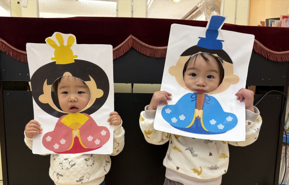 ”おだいりさ～まと　おひなさま～♪”
に変身したウサギ組さん🐰

少し緊張した面持ちのNちゃんとAくんですが、
自分で顔はめパネルを持って、”はいっ、チーズ📷”