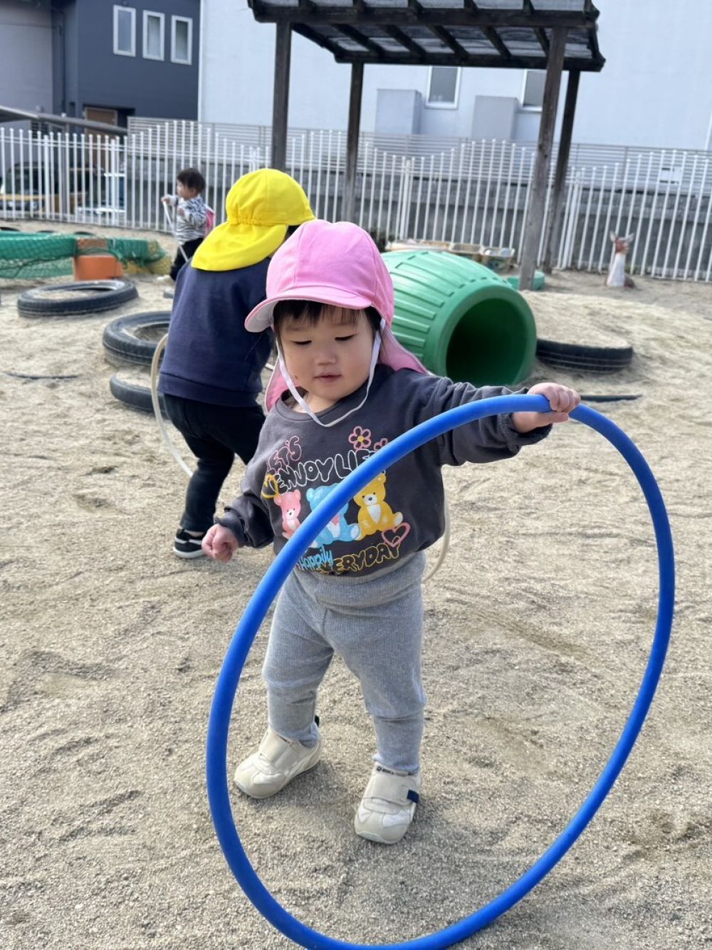 園庭で、フラフープを楽しんだよ♪

Nちゃんは触って嬉しそうにしていましたよ😊