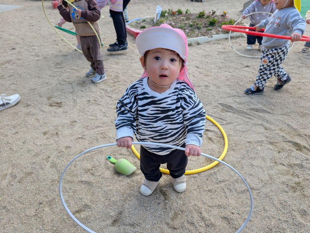 Rくんはフープを、ボヨンボヨ～ンってして
感触を確かめているようでした♪