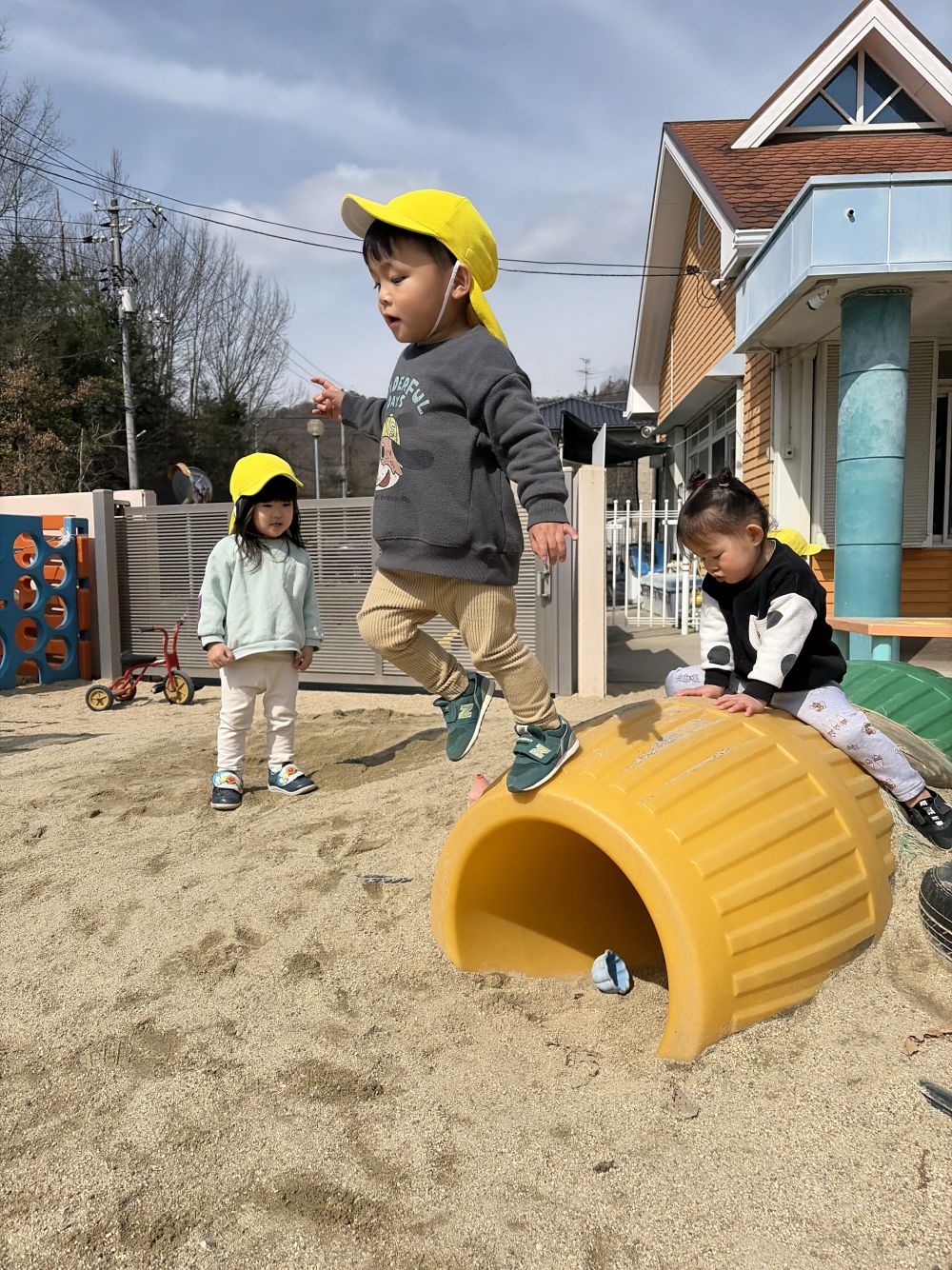 トンネルの上からジャンプ！！
前までは先生の手をもってジャンプしてたけど
今では一人でできるように！！