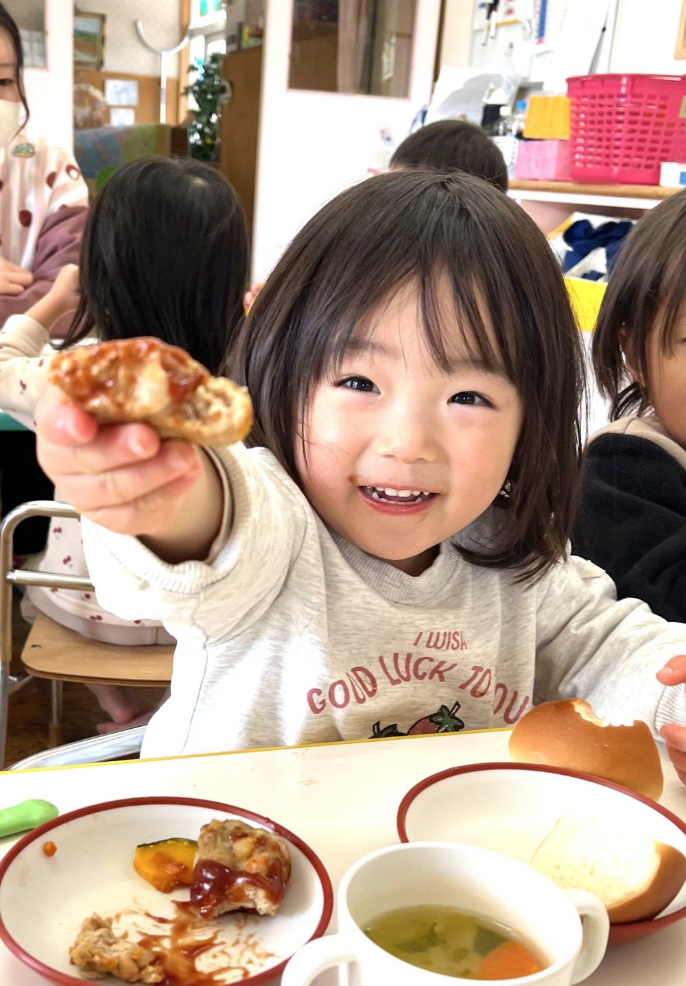 今月の給食は子どもたちの大好きなメニューが
たくさん登場しています。
今日は1月に人気だったおみくじハンバーグが再び登場しました。

おみくじハンバーグには『ちくわ・チーズ・ウインナー』
どれが入っているのかお楽しみ！

何が入ってる～？と子どもたちだけでなく先生もワクワク♪
「チーズだ！」とすぐに具材を発見した子もいれば、

ドキドキしながらちょっとかじって
「入ってない…？」となる子も。（ちゃんと入っていましたよ♡）

ハンバーグをかじって
「みて～！」とTちゃん。