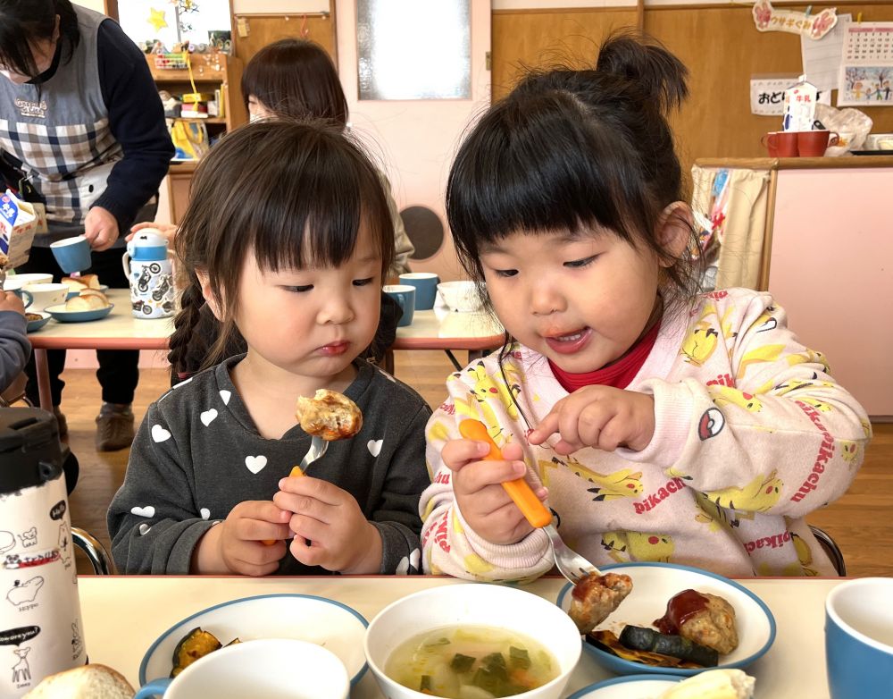 友達と「何がはいってた？」
と見せ合いながら食べる姿も見られました。

今のクラスで食べる給食もあと少し・・・
楽しい給食時間を過ごしてほしいです☆