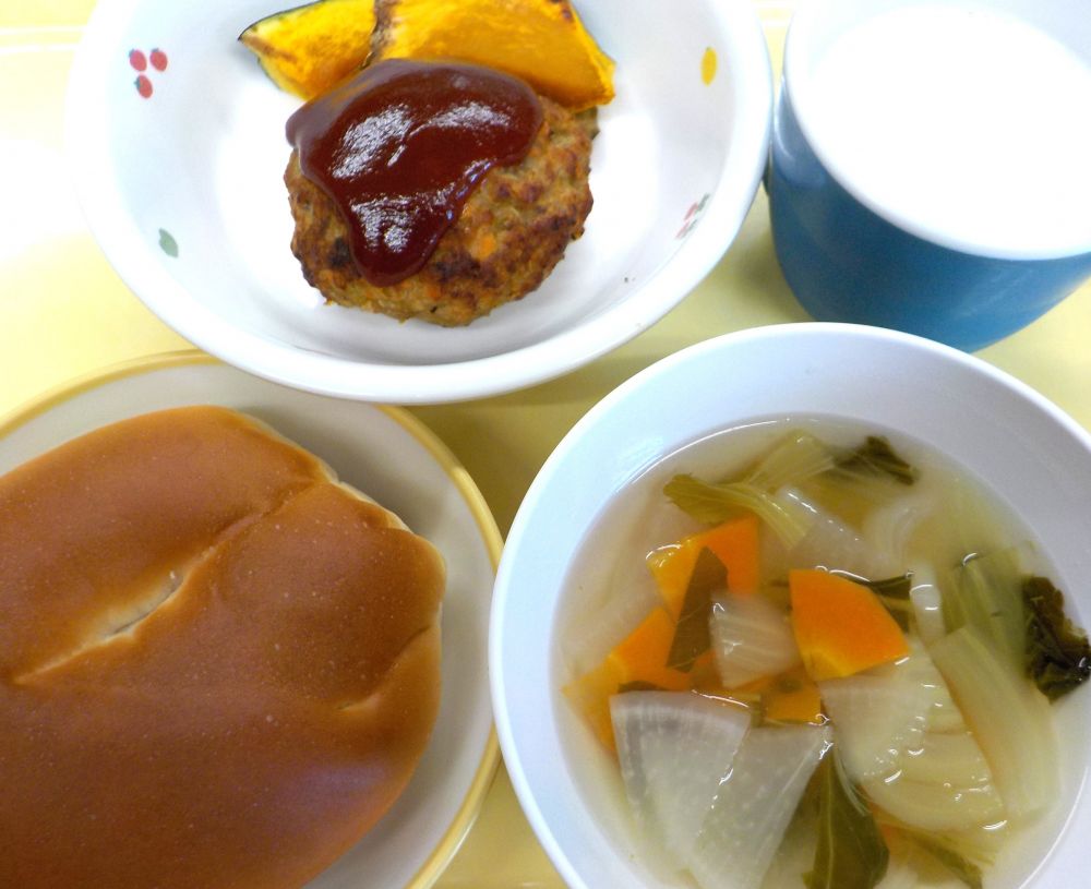 ロールパン

おみくじハンバーグ

焼きかぼちゃ

大根のコンソメスープ

牛乳