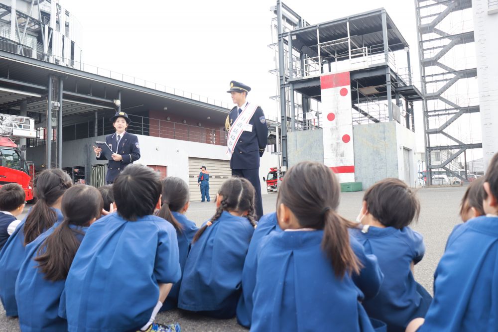 青山学院大学　陸上競技部4年　塩出翔太（しおで　しょうた）さん
尾道市出身であり、箱根駅伝で3年連続区間賞受賞、今年度は区間新記録を樹立されるなど大活躍されました。(尾道市ホームページ引用)

毎日マラソンを頑張ってきた園児にとっては憧れです
少し緊張している様子の塩出選手ですが、優しく子ども達に話しかけてくれます