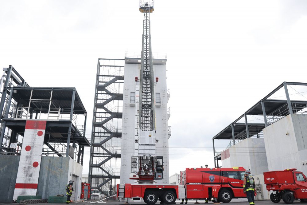 様々な状況を想定しての訓練
勢いよく放水したり、全開の伸びたはしご車の迫力に言葉を失って真剣に見学します
