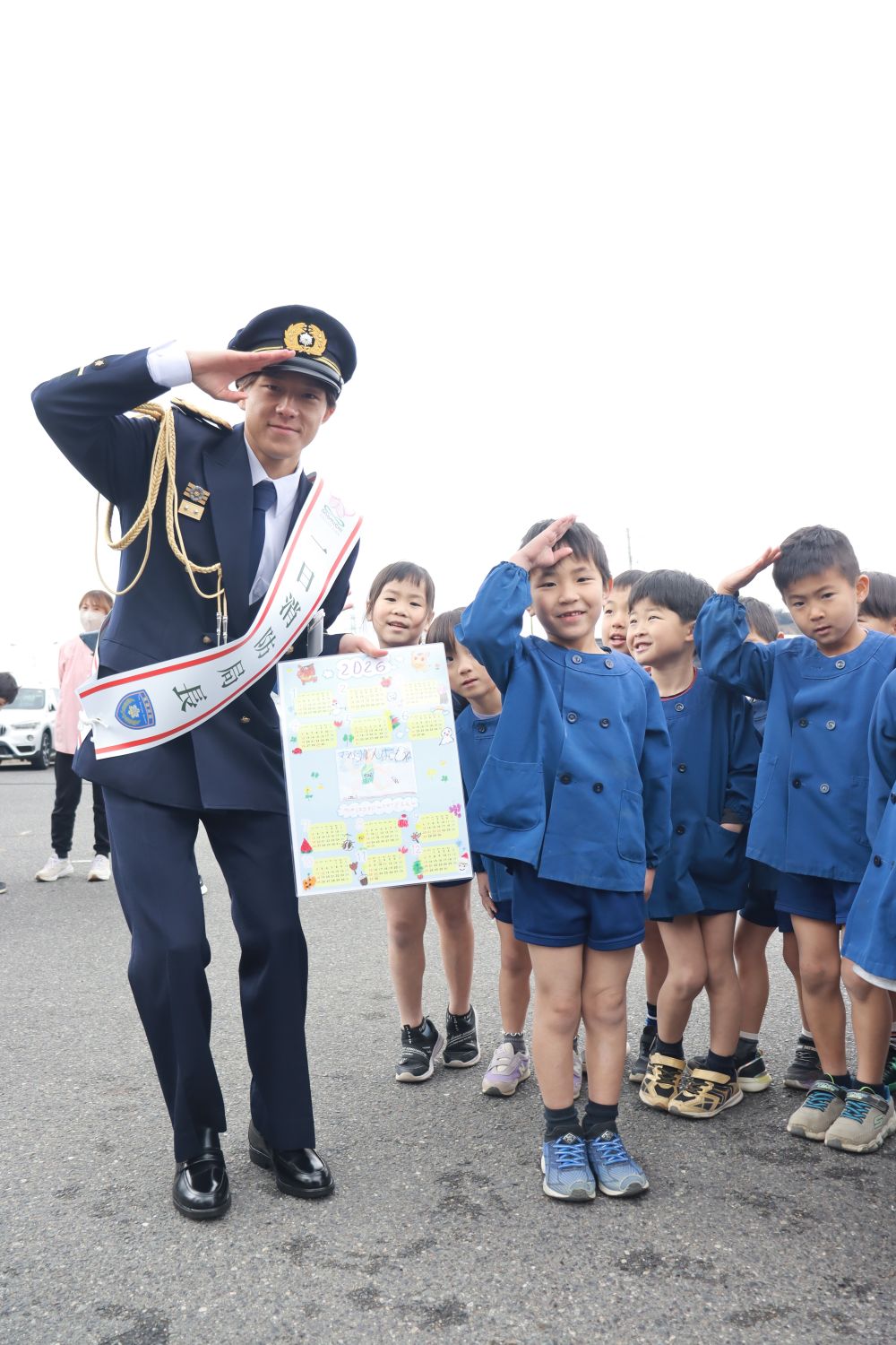 さらに、塩出さんにはゆめはうすオリジナルカレンダーを！
カレンダーの中央はI君が描いた箱根駅伝で活躍をする塩出選手です

みんな素敵な思い出になったね！