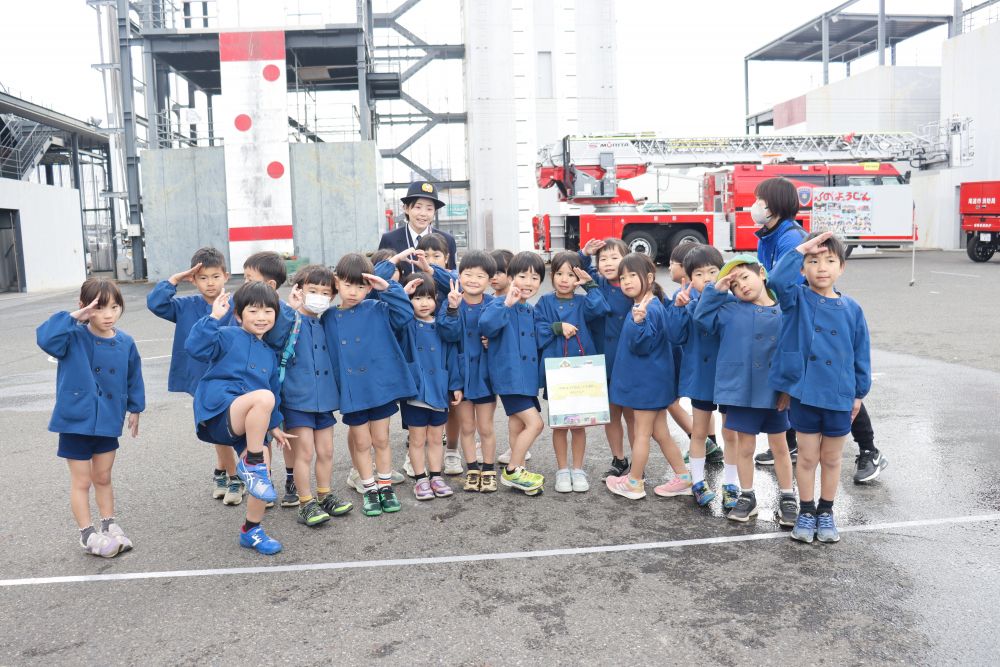 そしてそして、園児たちには小学校に行ったら勉強頑張ってね☆
文房具セットをもらって子ども達もウキウキです