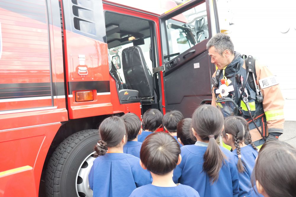 緊迫した訓練見学のつぎは、すいみい保育園の園児たちも合流して車両見学をさせてもらいました

優しくてカッコイイ消防士さん、普通なら乗ることのない梯子消防車に乗せてくれました