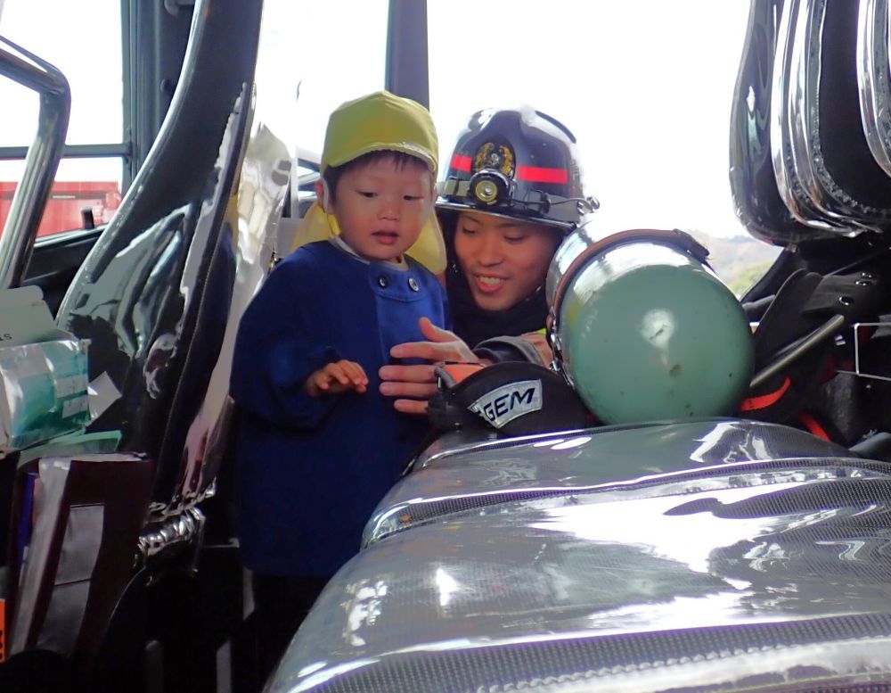 消防士さんが抱っこして乗せてくれました✨