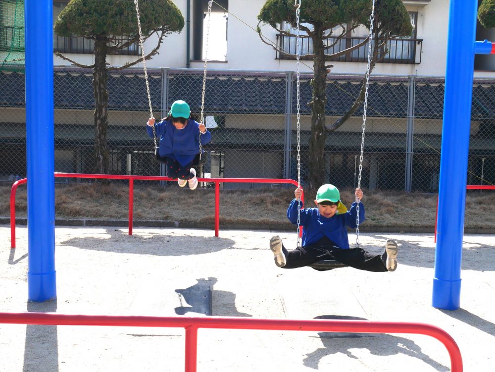 遊具でもおもいきり遊びました♪

みんな大好きなブランコも
4月の頃は、変わって欲しい…
まだやったばかり…
順番守ってくれない…
喧嘩も子供らしくて大事な事ですが
今では自分たちで声を掛け合い
順番に変わっていきます♡
そんな姿にも成長を感じます…♡