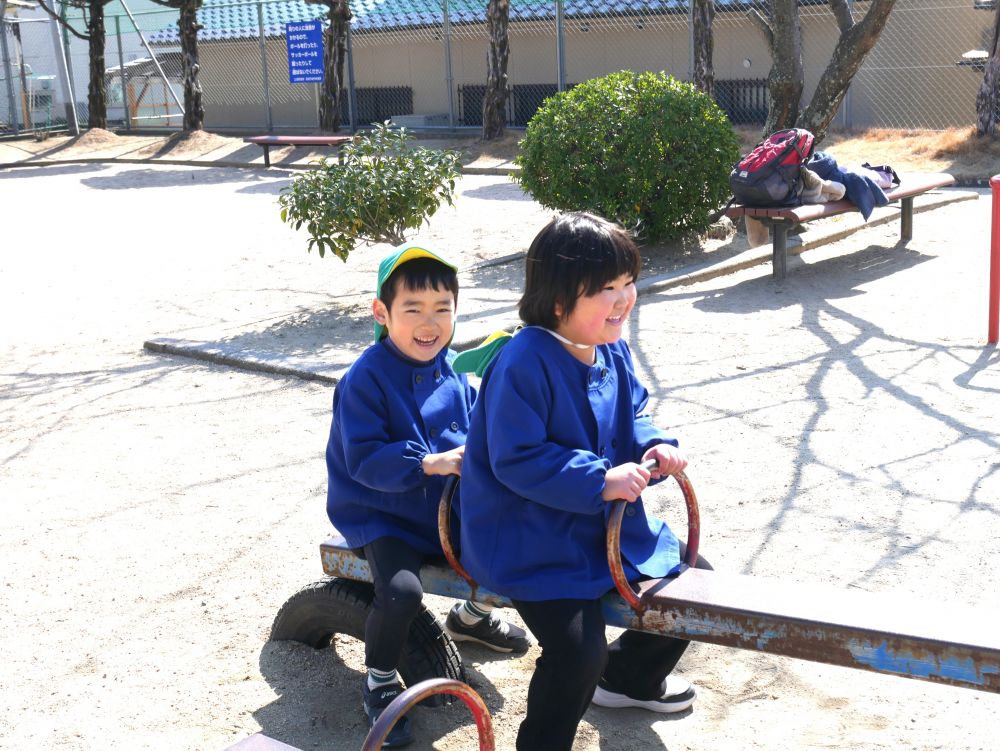 シーソーも一人がやれば
どんどん集まる友達😊
卒園を考えると寂しくなりますが
まだまだいっぱい遊ぼうね♪