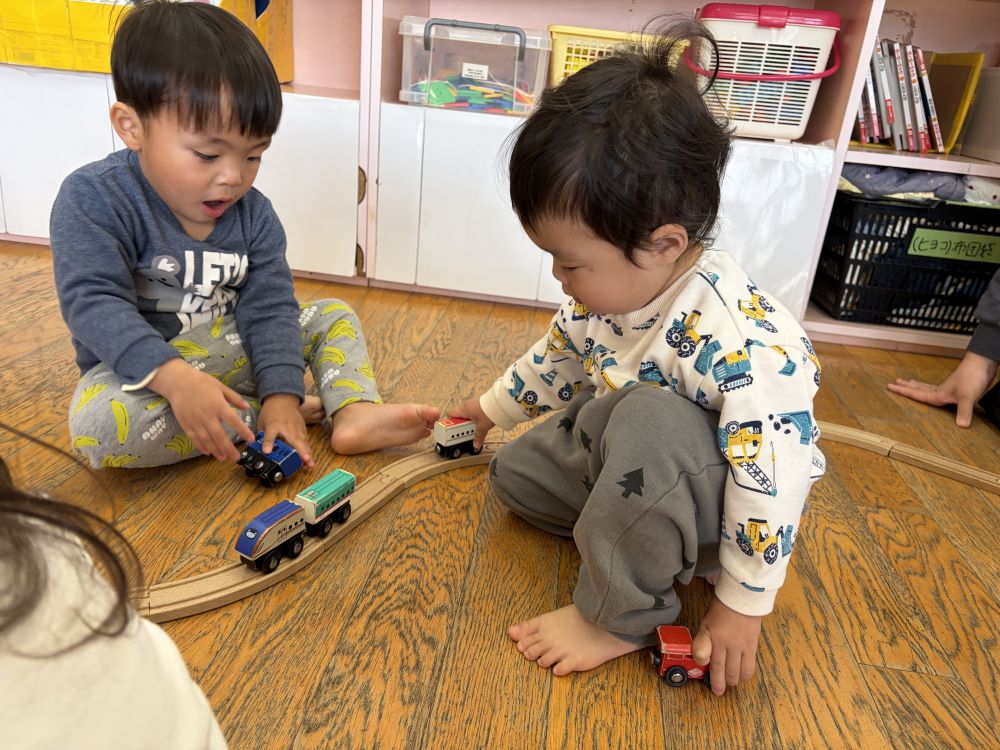 ながーい線路ができたら電車を
思う存分走らせましたよ😁