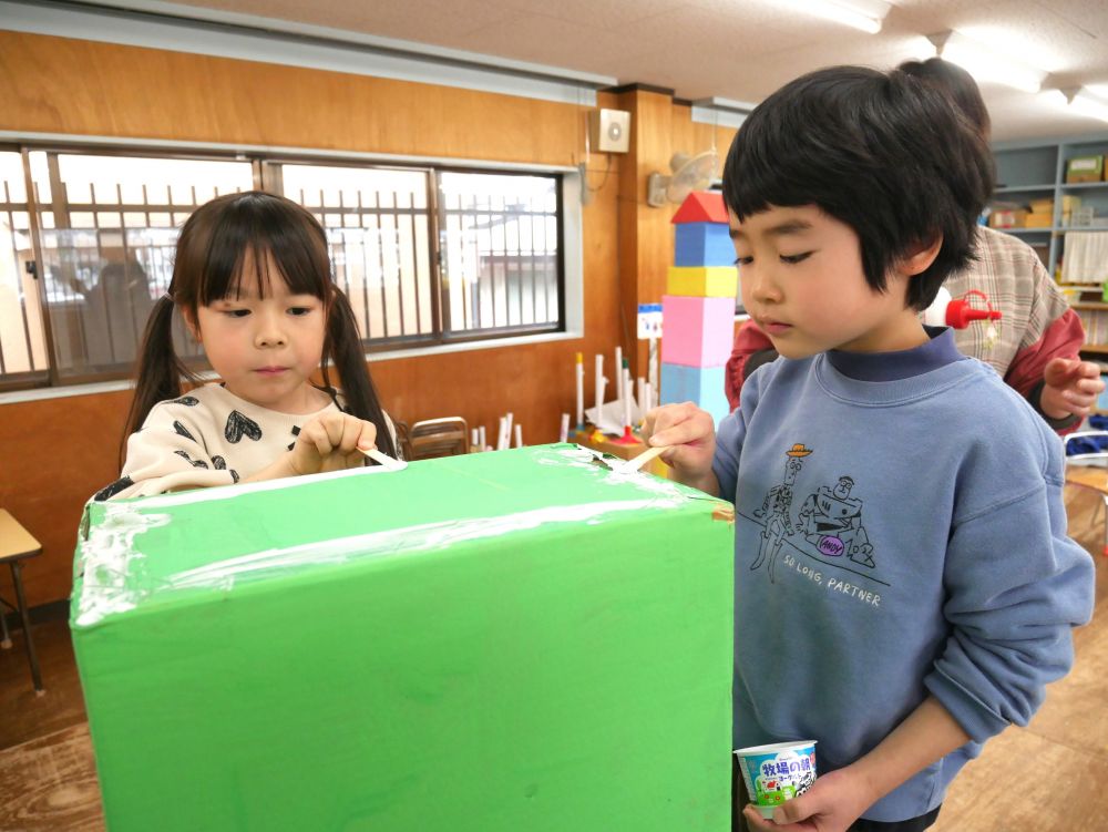 残すとこ卒園式のみとなったキリン組さん
みんなでアーチを作りました！！

話し合いの結果ダンボールで作ることになり
絵の具で色を塗り、倒れないように組み立てる
ダンボールの大きさを比べながら
自分たちで組み立てるバランスを考えます✨