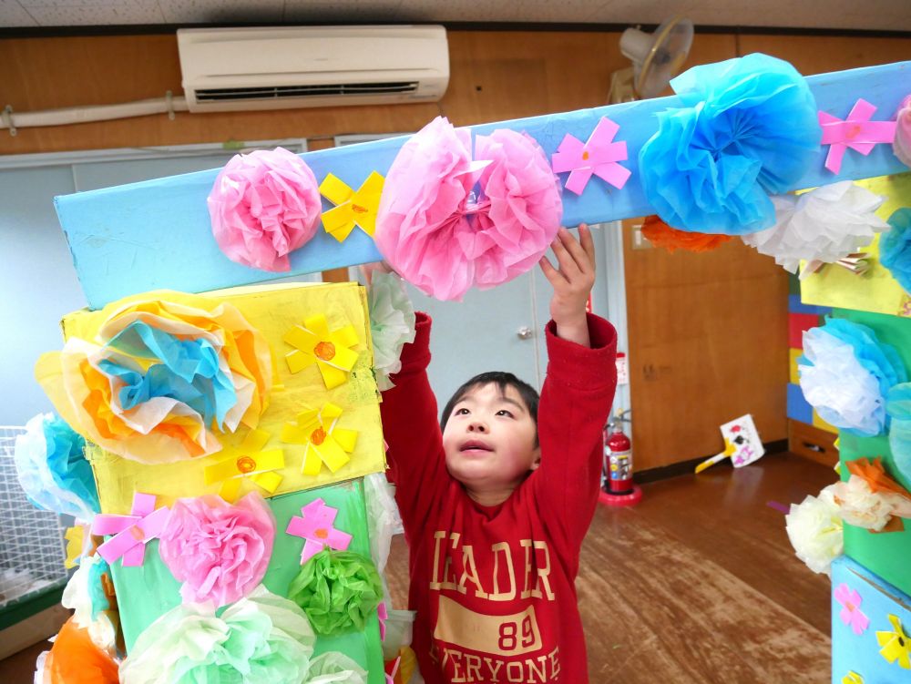 「どこにしよう…」
「ん－…ここにする！！」
「いっぱいになった！！」
悩みながらみんなで協力して飾りも完成⭐

