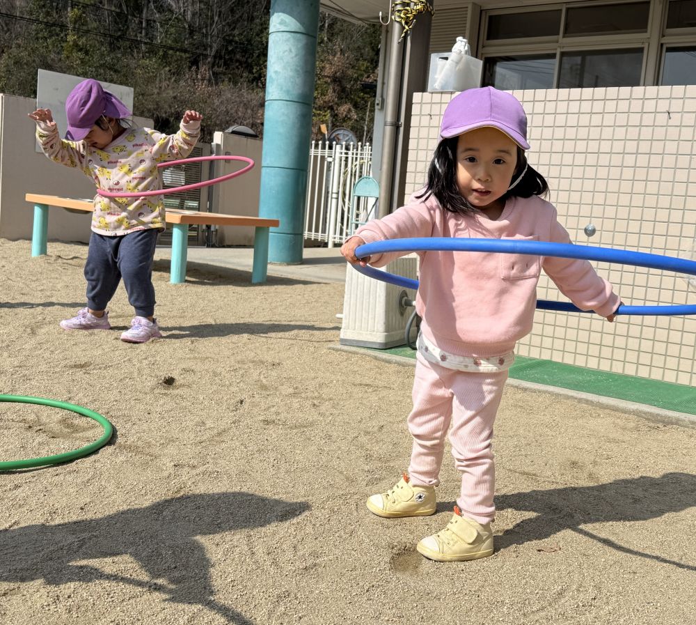 「せんせーみててねー！」と、Tちゃん。

フラフープを持ってくるくるくる〜