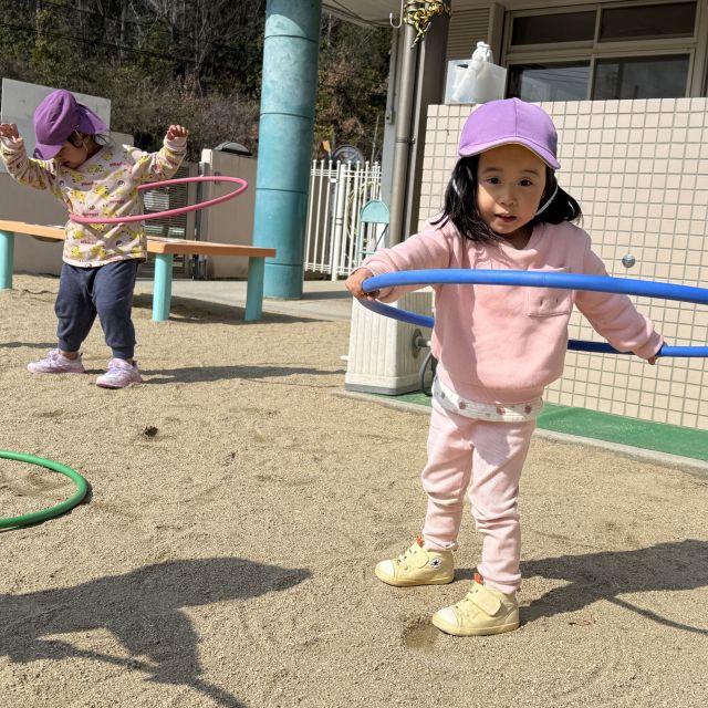 フラフープで遊ぼう　〜2歳児　クマ組〜