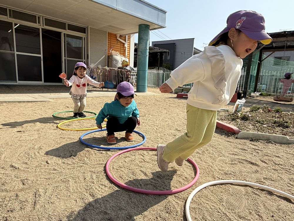 こんな遊び方も出来るよ！
フラフープを並べて…

ジャンプジャンプジャンプ！！