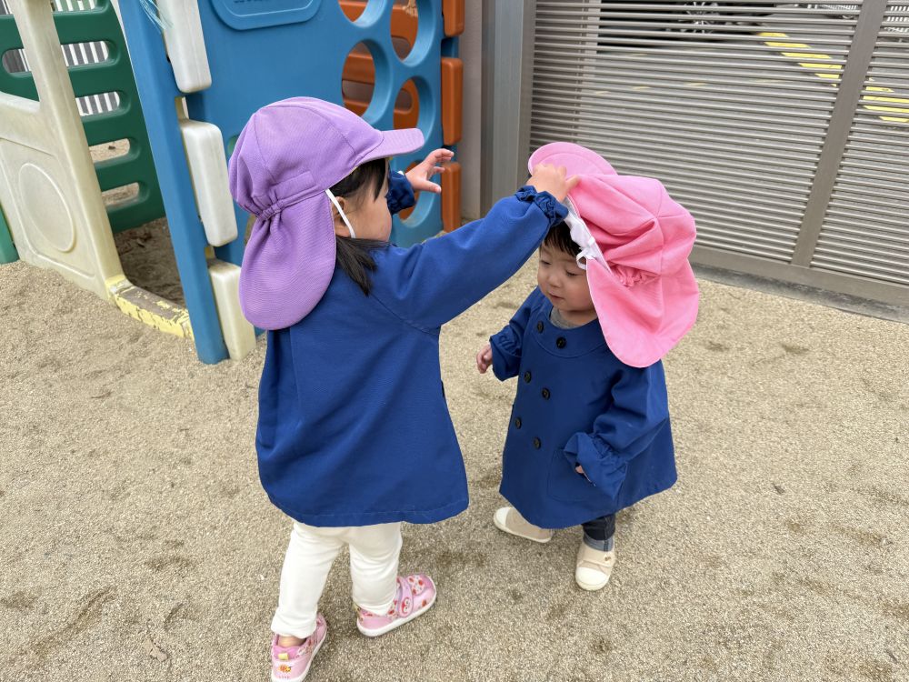 「ぼうし、ぬげたよ」と、かぶせてあげるMちゃん💜