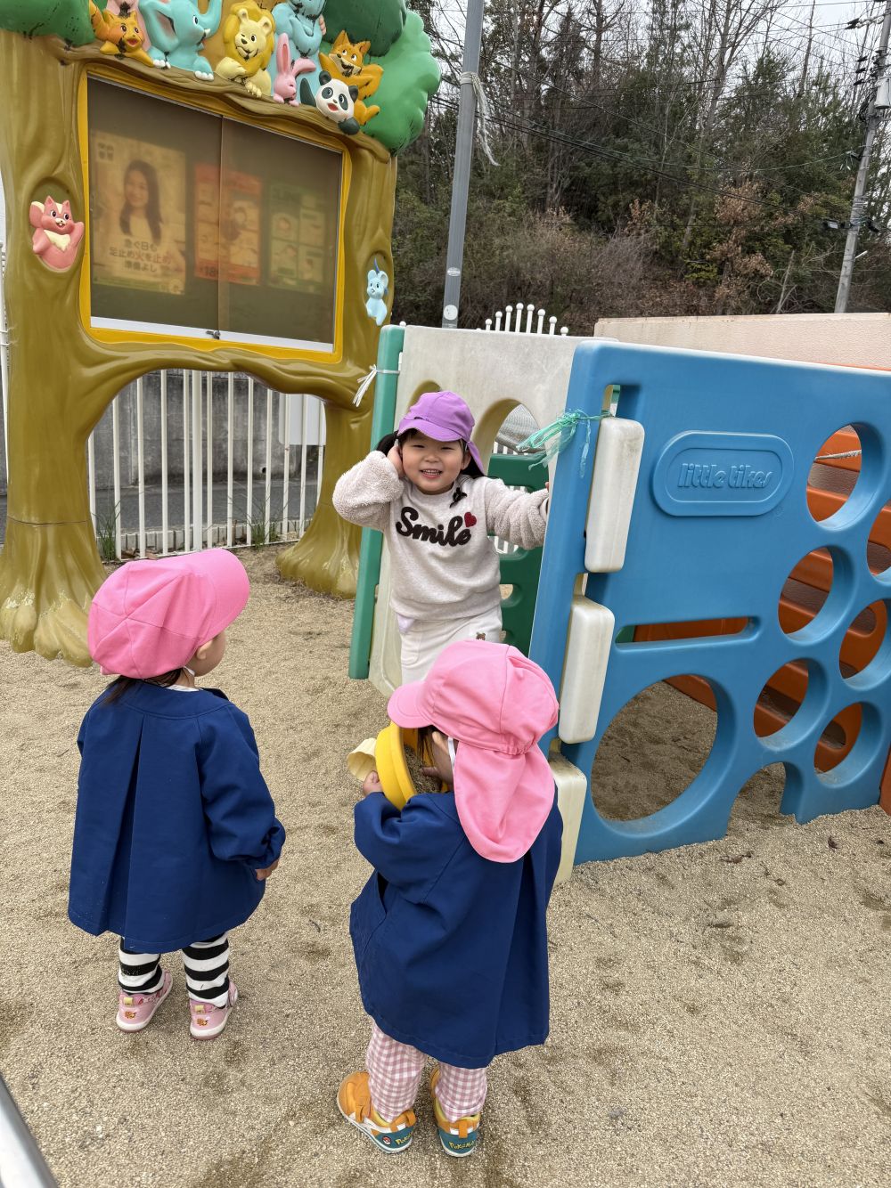 クマ組のムードメーカーRちゃん♡
みんなを惹きつける魅力的な遊びを、
いつもしてくれます🎶
今日は、ウサギ組さんを惹きつけてます🥰
釘付けの、ウサギ組のKちゃん！