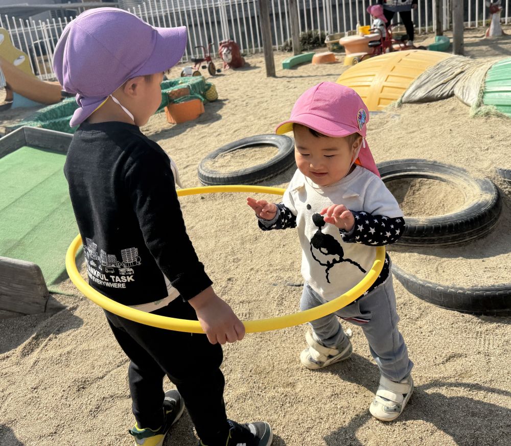 一緒にフラフープ電車🚃

ちゃんと、ウサギ組さんの方を向いて、
ゆっくりゆっくり…

自然とかかわり方も上手になってます🥰