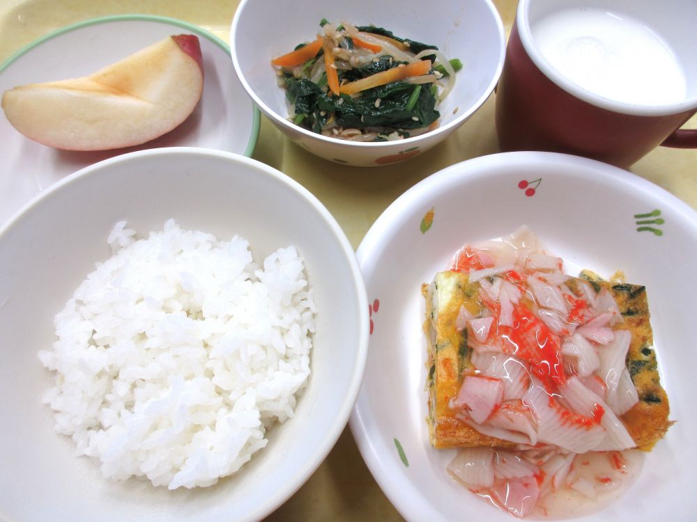 ご飯

かに玉風

三色野菜のナムル

りんご

牛乳