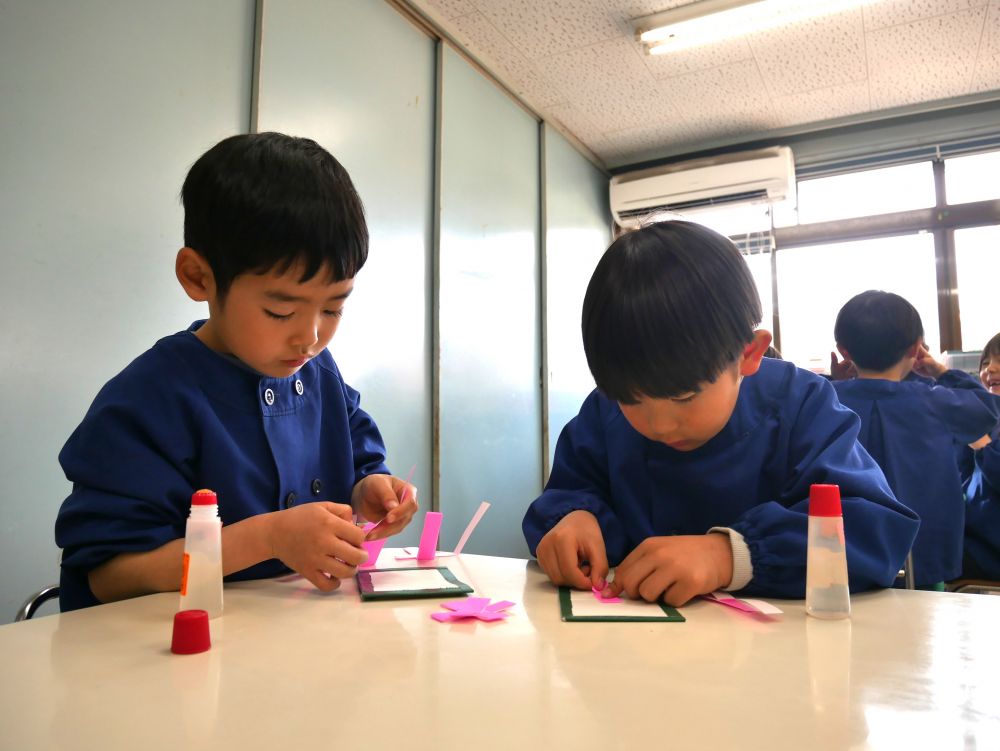 まだまだ派手に飾りつけしたい…

折り紙で花を作るのが得意なYくん
もくもくと作るYくんに
やり方を聞き、一緒に作るTくん
2人の顔は真剣です…♡
