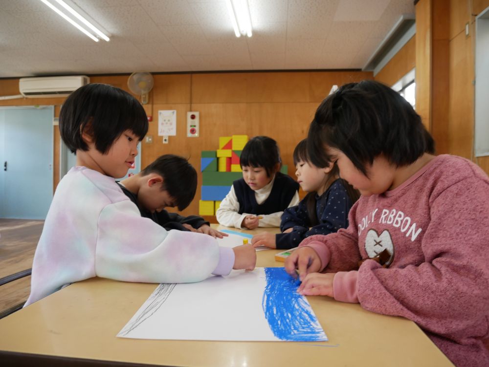 そして、春からの思い出を
みんなで振り返る…
「ええじゃんでたよね！！」
「ピンクの服だった♪」
「お泊り保育も楽しかったし～
カレーも作ったよね🍛」
