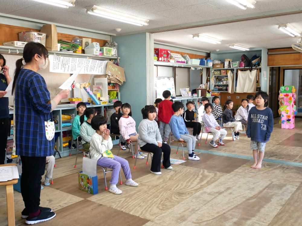 卒園式まであと数日…

卒園式の練習を見ていると
いつもより長く座ったり
友達の姿を見守ったり
忘れている友達に優しくトントン
と教えてあげたりと
大きく成長したように感じます♡

