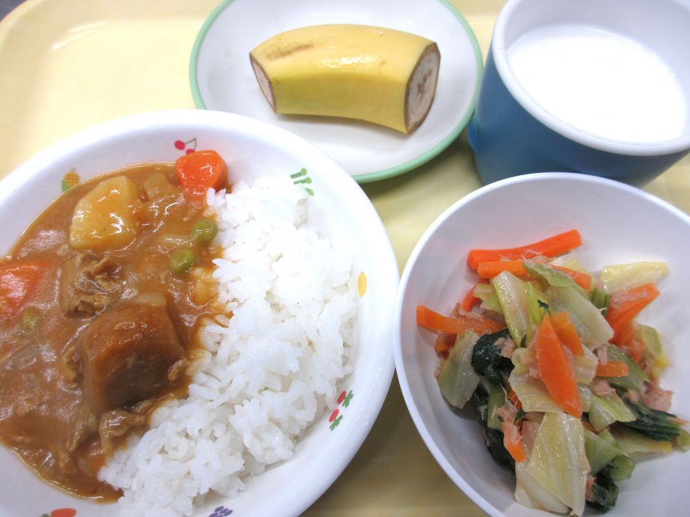 ポークカレー

キャベツとツナのサラダ

バナナ

牛乳