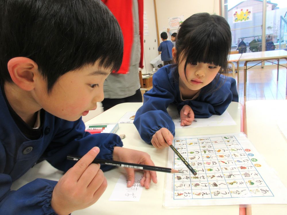 卒園を間近に控えたキリン組さん。
“食べることが大好き”というみんなに、「卒園までにもう一度食べたい給食」と言うのを聞いてみました。1月の後半に募集したリクエスト献立は、今までに無いくらいたくさんの応募が♡

食べたい献立がたくさんあるキリン組さん。次から次にメニューが溢れてきます。
それを給食先生に伝えるため、頑張って紙に書いてくれた子どもたち。
「すぱげてぃって書きたいんじゃけど、『げ』ってどう書くん？」とあいうえお表でさがすAくん。横にいたAちゃんが一緒にさがしてくれます♡
「この『け』に、てんてんをつけるんよね」と二人で確認しながら書いていました。
「自分で書きたい！伝えたい！」の思いを、友達と協力して叶えています♡


