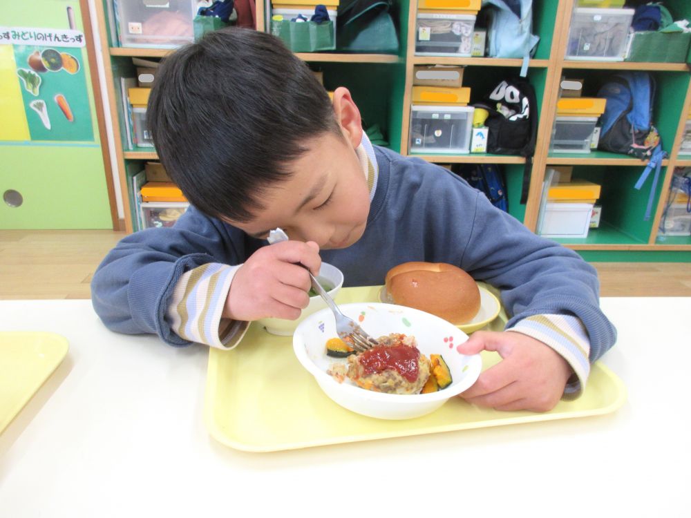 3月に入り、みんなからのリクエストメニューが毎日出ています♡
一番リクエストが多かったのは、「おみくじハンバーグ」。
3種類の具がランダムに入っているハンバーグです♪
何が出てくるか、わくわく・どきどき♡
自分の希望の具が入っているか中身をのぞき込むSくん。
この瞬間が楽しくて、みんなの人気No.1なのかな♡