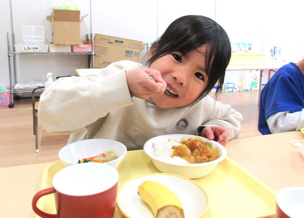 そして今日は人気№3のカレーが登場！！
入園してから、毎月のお誕生日会の日に食べていた給食のカレー♪
特別な日の特別な給食は、いつまでも思い出に残っているのかな。

リクエストしてくれたNちゃんも、嬉しそうに食べてくれています♡

キリン組のみんなで食べる給食もあと数日。
卒園式前、最後の給食は大好きなメニューをたくさん入れたバイキングをします！
リクエスト№２の献立も登場するので、お楽しみに♡

