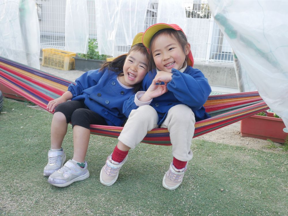 『あったかいね～』
『気持ちいね～』
暖かい日差しの中・・・ハンモックに揺られ・・・
心地よい時間を過ごしています