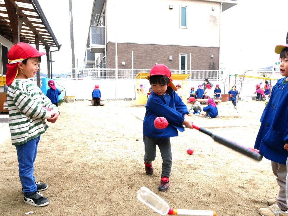 暖かくなると身体を動かして遊ぶ事が
更に楽しくなる様子♡



『いくぞー！！打つよ～』
『あたった！！』
『Hくん上手だね～ホームランです』
キリン組やゾウ組の子に憧れてリス組さんも野球に挑戦です
