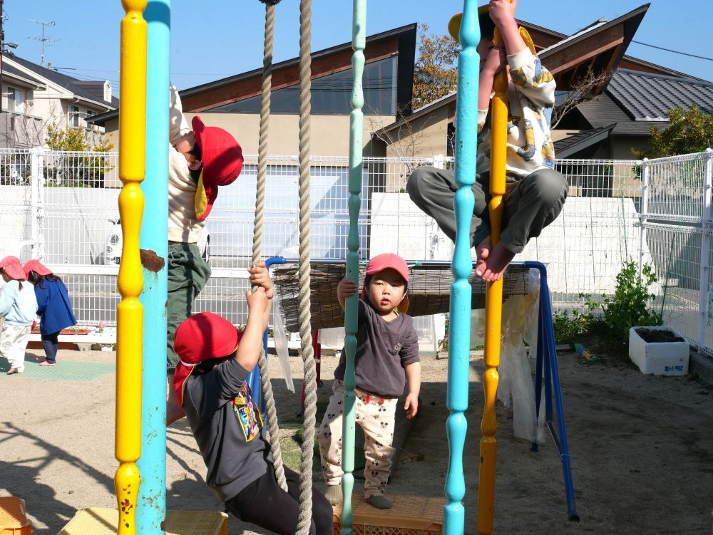 『裸足が最高』
『上まで登ってみるぞ～』
登り棒にも挑戦！！
毎日のマラソンで培った身体と心は日に日に逞しく！！
なんでも“やってみたい”とチャレンジ精神が身についています