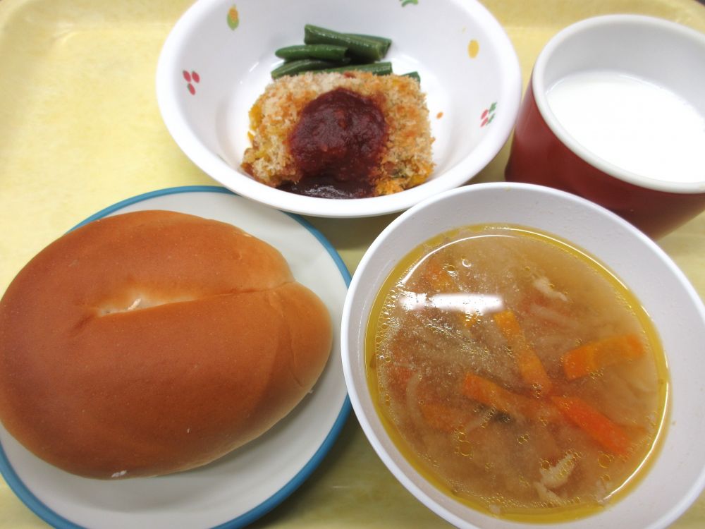 ロールパン

かぼちゃのスコップコロッケ

いんげんのソテー

豚もやしスープ

牛乳