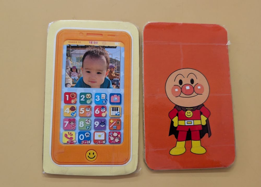 0歳児
   『アンパンマン電話』

アンパンマンの電話に写真を入れて
自分だけの電話を作りました♪

親子で一緒に楽しんでみて下さい💕