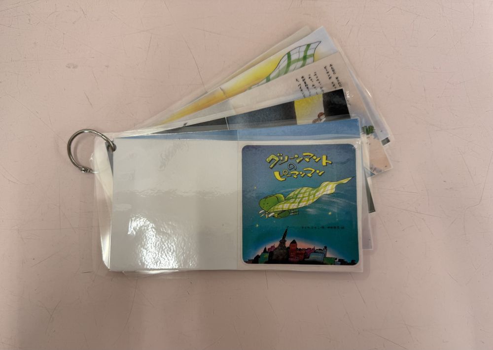 2歳児
  『ミニえほん』

クマ組さんが好きなピーマンマンのお話が
ミニえほんになりました♪

お家やお出かけしたときなど
いろいろな場所で見てね！！
