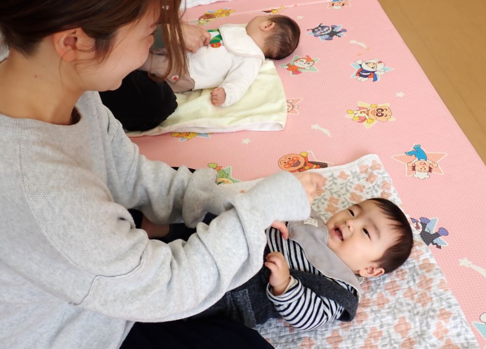 オイルを使ったマッサージの前に
ふれあい遊び😊