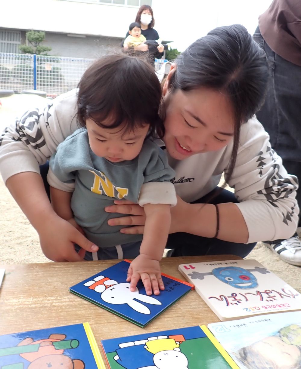 お土産に絵本をプレゼント🎁
お家でたくさん読んでね📖