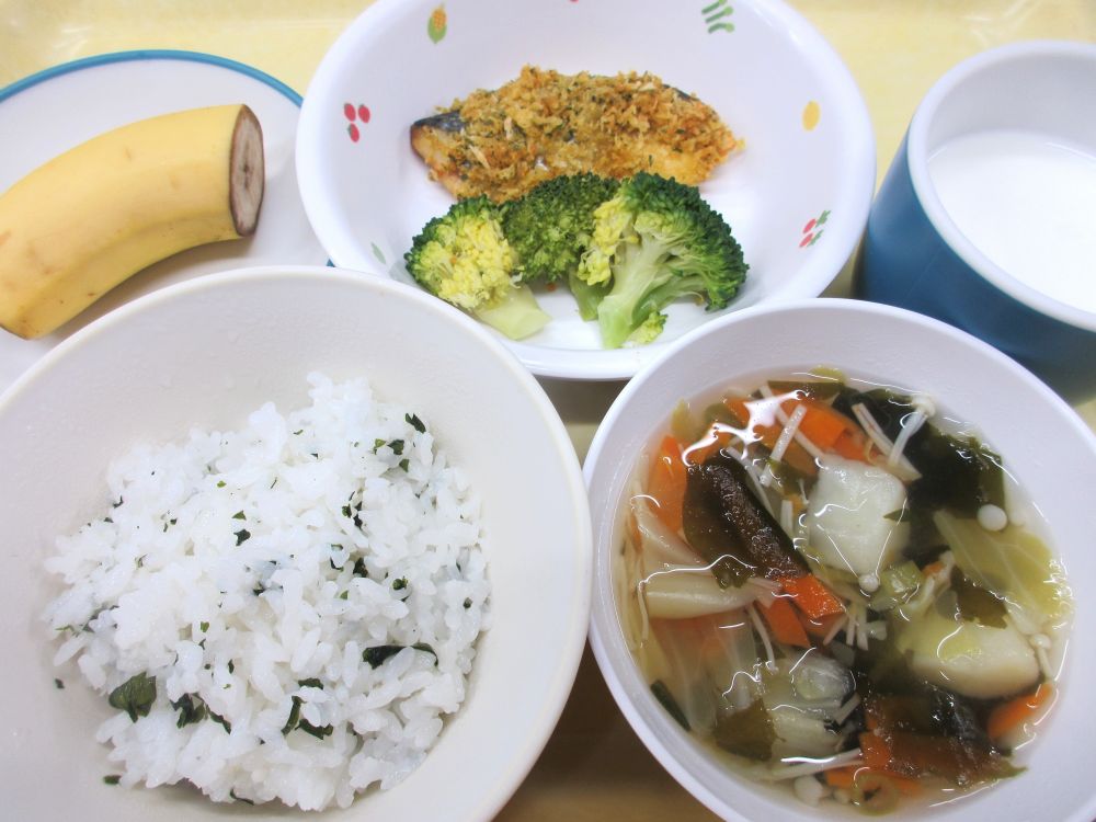 わかめご飯

サバのカレーマヨパン粉焼き

ゆでブロッコリー

キャベツのスープ

バナナ

牛乳