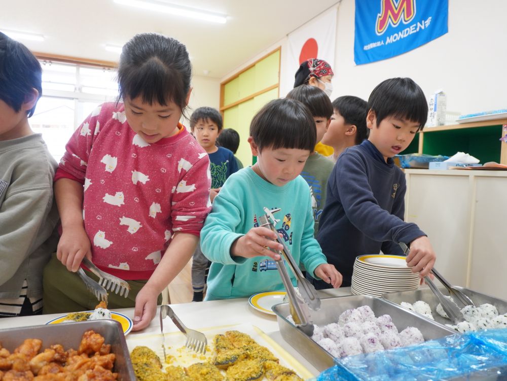 キリン組みんなで食べる最後の給食♡
最後だから特別に・・・
給食先生がバイキングを用意してくれました！！
みんな大喜び大興奮♡



おにぎり…　魚…　肉…　野菜…　デザート…
種類もいっぱいのおかずにワクワク♡♡
メニューは全部みんなが出したリクエスト♡