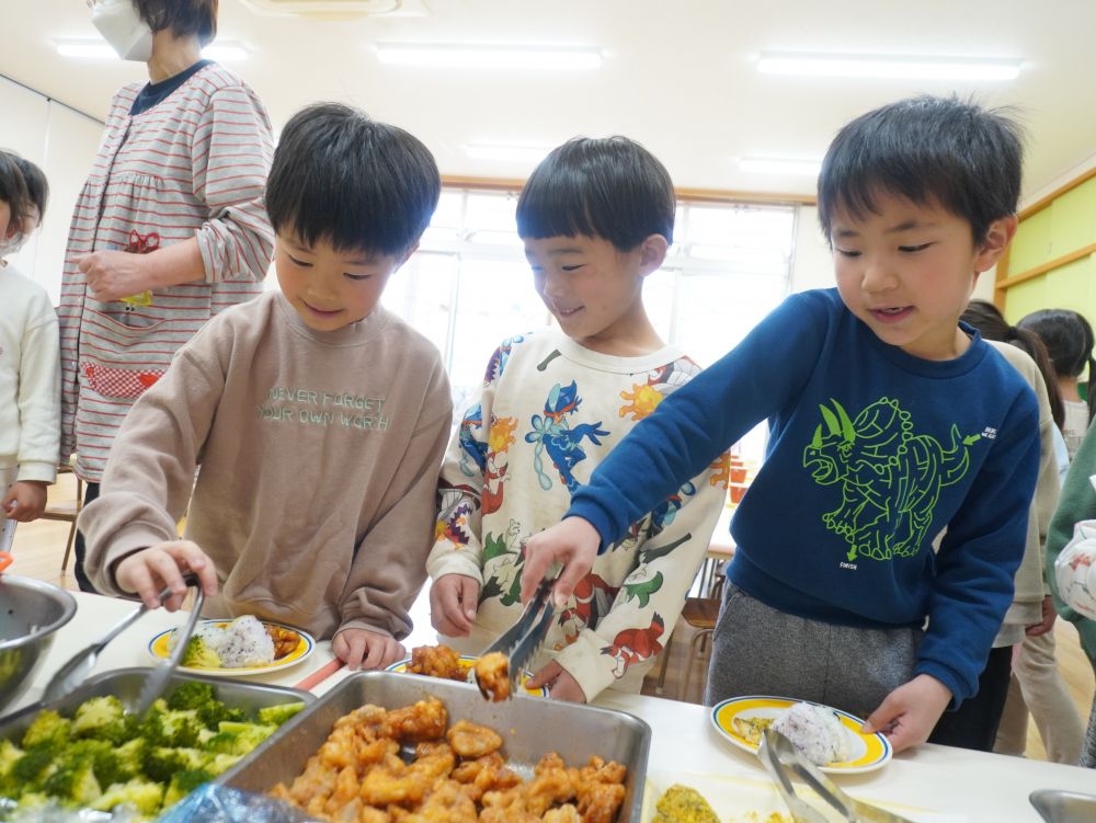 自分の好きな物を好きなだけ
自分で選んで取る♡
「何にしようかな～」
「唐揚げは絶対食べたい！！」
「全部食べたい！！」
