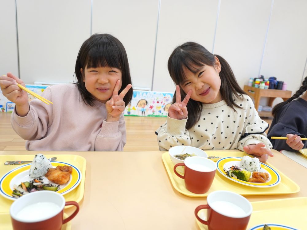 毎日給食室前に掲示されてる献立を確認するのが日課になっているキリン組さん♡
食べられる量も増えたり三大栄養素も理解して分類したりなど
給食が園生活の楽しみの１つになっていました♡



「給食が苦手…食べられるかな…」
「バナナ苦手なんだよね…」
苦手な物も自分で量を調整できるので
バイキングだと不安なんか吹っ飛んだ！！