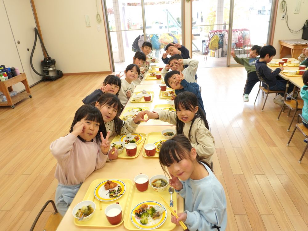 大好きな友達と自由席で食べる給食♡