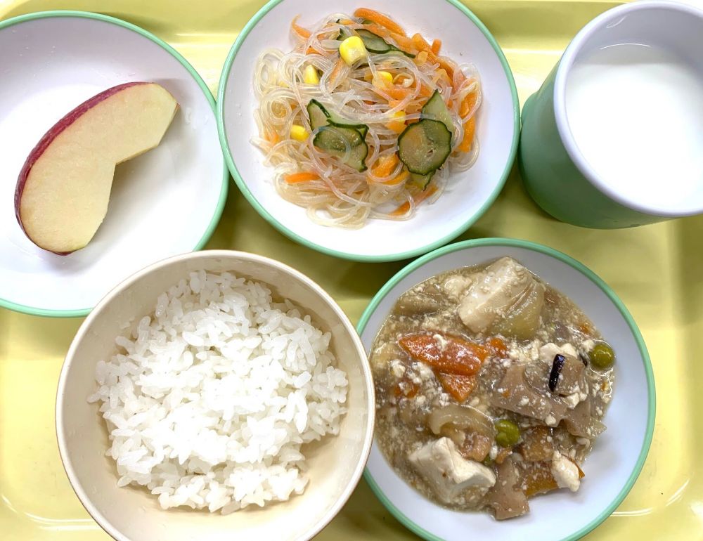 ご飯

豆腐の五目炒め

春雨の酢の物

りんご

牛乳