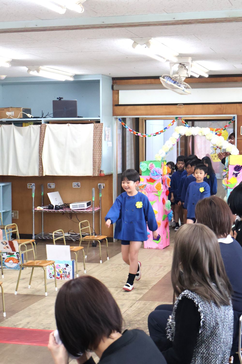 「あー緊張する～」
「中にお母さんたちおるん？？」
「早く入りたい！！」
まだまだ実感はないかな…？

ドキドキの入場…
とってもニコニコ😊で堂々と⭐