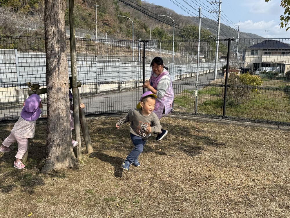 昨日は雨が降って、
おさんぽ行けるかな~ドキドキ…だったけど…

とってもいい天気になりました☀️

大好きなわんぱく公園へ！！
走るの大好きSくん！！
先生に追いかけられても、
余裕の笑顔で逃げます♡
先生も負けじと追いかけます♡

